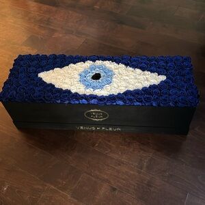 Venus eat Fleur over 145 eternity roses